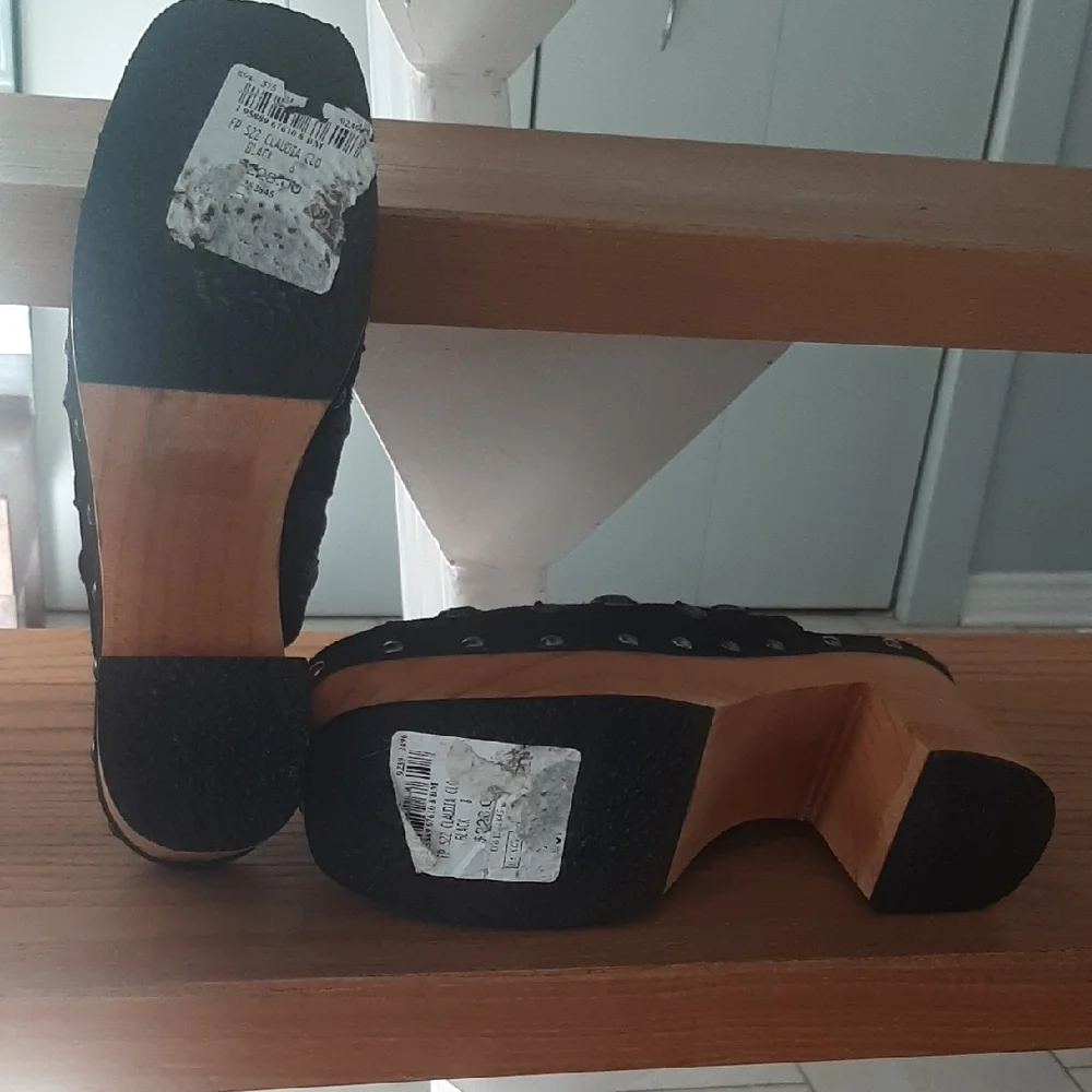 NWT FRee🔥People Black/Tan Studded Clogs SIZE 7.5 - Picture 6 of 6